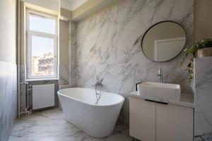 Classic 3BR Loft Overlooking Cismigiu Gardens, Two bathrooms, Balconies