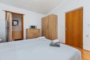 Apartments by the sea Bratus, Makarska - 22135