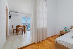 Apartments by the sea Bratus, Makarska - 22135