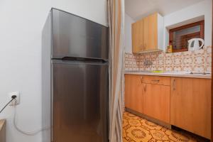 Apartments by the sea Bratus, Makarska - 22135