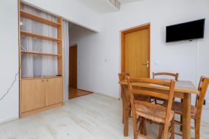 Apartments by the sea Bratus, Makarska - 22135
