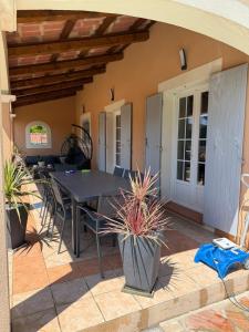 Maisons de vacances Charming ground floor house with pool : photos des chambres
