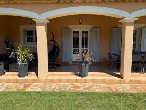 Maisons de vacances Charming ground floor house with pool : photos des chambres