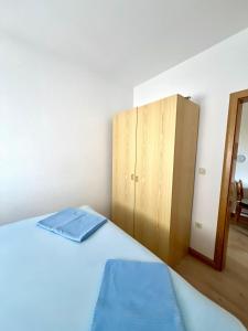 Apartments by the sea Vir - 24777