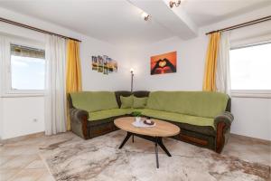 Apartments with parking space Stinjan, Pula - 23546