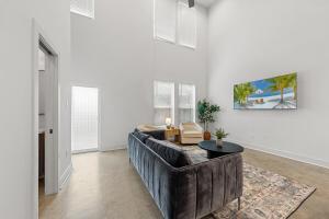 Voodoo House KING Bed Garage Fast WiFi 65 Tv