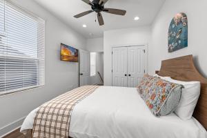 Voodoo House KING Bed Garage Fast WiFi 65 Tv