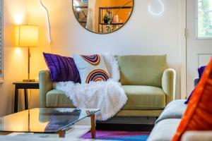 Unique Vivid Modern Home Near DT ATL & Metro Access