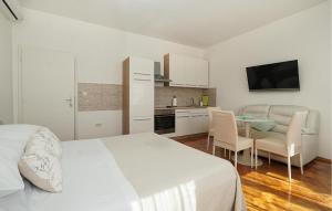 Nice Apartment In Lovran With Wifi