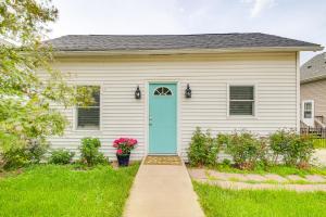 Mississippi River Retreat w Views: Walk to Water