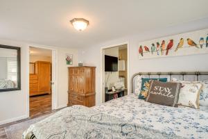 Mississippi River Retreat w Views: Walk to Water
