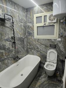 ستديو في كمباوند وان قطاميه المعادي الطريق الدائري القاهره