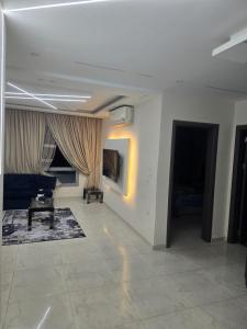 ستديو في كمباوند وان قطاميه المعادي الطريق الدائري القاهره