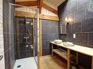 Maisons de vacances Gite Confortable avec Terrasse Privative - Wifi Gratuit - FR-1-496-189 : photos des chambres
