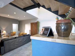 Maisons de vacances Gite Familial 200m² avec Jardin, Terrasse, Jeux, et Confort Moderne a Chazelles-sur-Lyon - FR-1-496-203 : photos des chambres