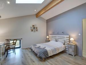 Maisons de vacances Gite Familial 200m² avec Jardin, Terrasse, Jeux, et Confort Moderne a Chazelles-sur-Lyon - FR-1-496-203 : photos des chambres