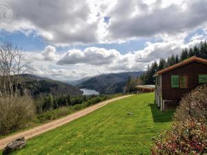Maisons de vacances Chalet de Montagne avec Terrasse, 2 Chambres, Activites Plein Air et Animaux Acceptes - FR-1-496-244 : photos des chambres