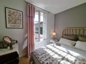 Maisons de vacances Gite charmant avec jardin, terrasse et tout confort a Saint-Galmier - FR-1-496-293 : photos des chambres