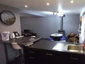 Maisons de vacances Gite 80m² avec jardin privatif, garage pour motos, a proximite des sentiers de randonnee et circuits VTT. - FR-1-496-319 : photos des chambres