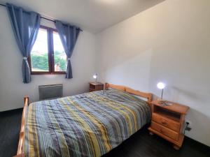 Maisons de vacances Gite 80m² avec jardin privatif, garage pour motos, a proximite des sentiers de randonnee et circuits VTT. - FR-1-496-319 : photos des chambres