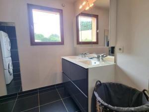 Maisons de vacances Gite 80m² avec jardin privatif, garage pour motos, a proximite des sentiers de randonnee et circuits VTT. - FR-1-496-319 : photos des chambres