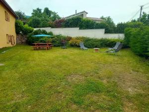 Maisons de vacances Gite 80m² avec jardin privatif, garage pour motos, a proximite des sentiers de randonnee et circuits VTT. - FR-1-496-319 : photos des chambres