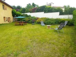 Maisons de vacances Gite 80m² avec jardin privatif, garage pour motos, a proximite des sentiers de randonnee et circuits VTT. - FR-1-496-319 : photos des chambres