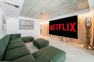 Luxury 4BR Villa w Pool & Cinema Golf | By Airnest