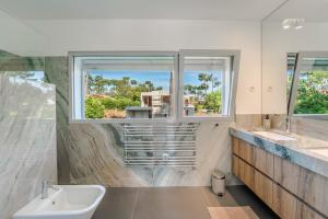 Luxury 4BR Villa w Pool & Cinema Golf | By Airnest