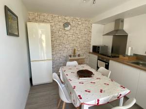 Maisons de vacances Charmante maison de village a Argeles avec jardin et climatisation - FR-1-732-110 : photos des chambres