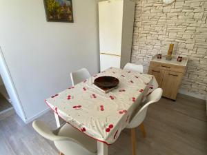 Maisons de vacances Charmante maison de village a Argeles avec jardin et climatisation - FR-1-732-110 : photos des chambres