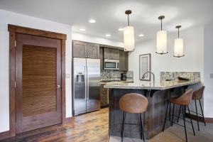 Exclusive Slopeside Luxury at Peak 8, Ski In-Ski Out with Hot Tub and Pools