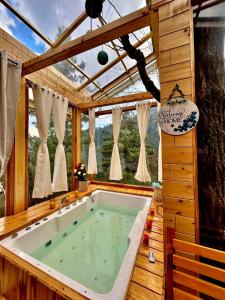 SkyHeaven Jacuzzi Treehouse