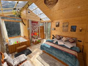 SkyHeaven Jacuzzi Treehouse