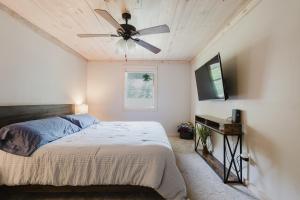 Cozy Lakeside Escape near Hot Springs