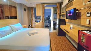 Studio Apartment JiExpo Kemayoran View -Min Stay 3 nights-