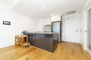 Retro Gallery Escape in the Heart of Braddon - Hosted by Canstay