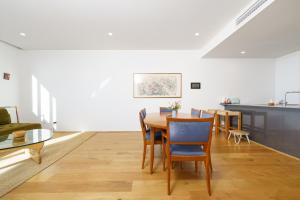 Retro Gallery Escape in the Heart of Braddon - Hosted by Canstay