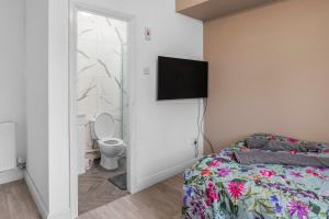 Unique 3 Bedrooms, 3 Ensuite, FREE WiFi, Private Parking