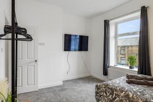 Unique 3 Bedrooms, 3 Ensuite, FREE WiFi, Private Parking