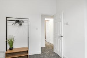 Unique 3 Bedrooms, 3 Ensuite, FREE WiFi, Private Parking
