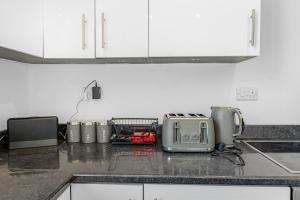 Unique 3 Bedrooms, 3 Ensuite, FREE WiFi, Private Parking