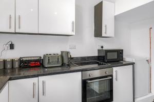 Unique 3 Bedrooms, 3 Ensuite, FREE WiFi, Private Parking