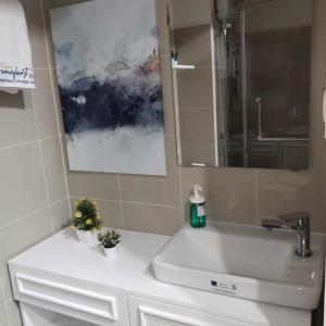 Homefort Twin Bed Suite - Red Residences Unit 2649