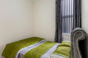 Relax in Comfort 3BR Home for 6 with Full Kitchen, Lounge, Large Bath