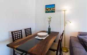 1 Bedroom Lovely Apartment In Sutivan