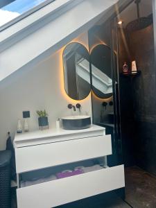 Ruime slaap kamer met werkplek en privé badkamer bij Jacqueline