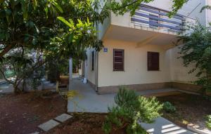 2 Bedroom Lovely Apartment In Valbandon 