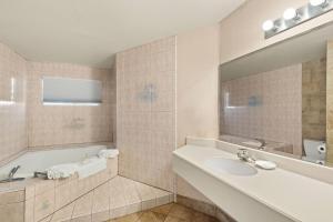 King Suite with Ocean View - Non-Smoking room in Travelodge by Wyndham San Clemente Beach