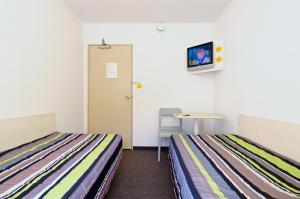 Hotels Lemon Hotel Coudes : photos des chambres